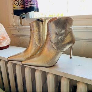 ❤️ SOLD ❤️ NWT EXPRESS Gold Metallic Cowgirl Booties ⭐️ - Size 7.5